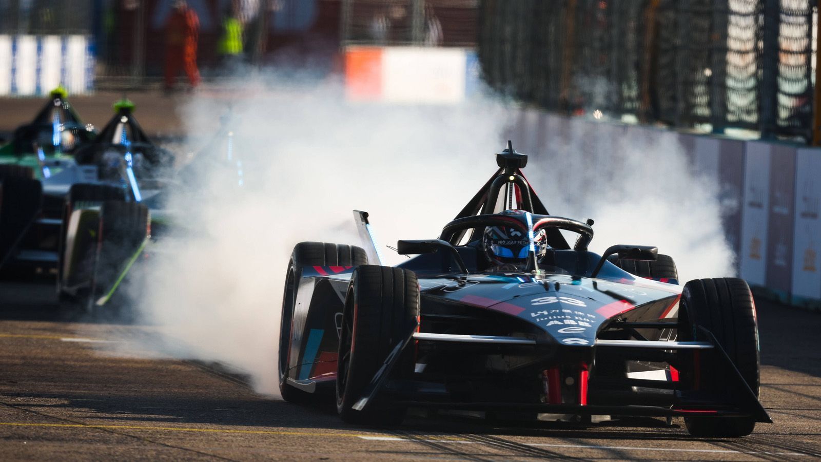 
                <strong>Verlierer: Dan Ticktum</strong><br>
                Dan Ticktum macht seinem Ruf als Pistenrambo auch in Berlin alle Ehre. Nach einem Crash am Samstag erhielt er unter anderem zwei Strafpunkte. Er steht nun bei acht und nähert sich einer Rennsperre, die es ab zwölf Zählern gibt. Und dann holte er auch noch zum Rundumschlag aus, und das gegen das eigene Team. "Unsere Energieeffizienz ist entsetzlich. Ich habe die Schnauze voll, das Problem zu verschleiern", sagte er, und wetterte: "Egal wie hart wir arbeiten, egal wie gut das Auto von der Mechanik her funktioniert oder es auf eine Runde schnell ist: Wir haben ständig Probleme. Und ganz ehrlich, ich verliere so langsam die Geduld. Wir müssen das aussortieren, weil so verschwenden wir jedermanns Zeit."
              