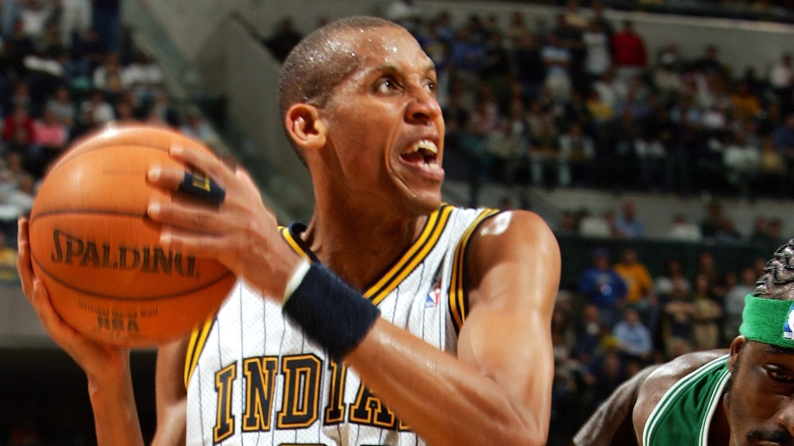 
                <strong>Reggie Miller (Indiana Pacers): 18 Jahre </strong><br>
                Reggie Miller ist wahrscheinlich der beste Spieler in der Geschichte der Indiana Pacers. Leider spielte er auch in der gleichen Zeit wie Michael Jordan. Eine Meisterschaft blieb ihm verwehrt, dafür schaffte er es fünf Mal ins All-Star-Team und galt zu seiner Zeit als der beste Dreier-Schütze der Liga. 
              