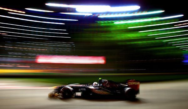 
                <strong>Besondere Lichteffekte</strong><br>
                Auch Sebastian Vettels künftiger Red-Bull-Partner Daniel Ricciardo jagt über den Stadtkurs. Die besonderen Lichteffekte wirken auf den Toro-Rosso-Piloten besonders stark...
              