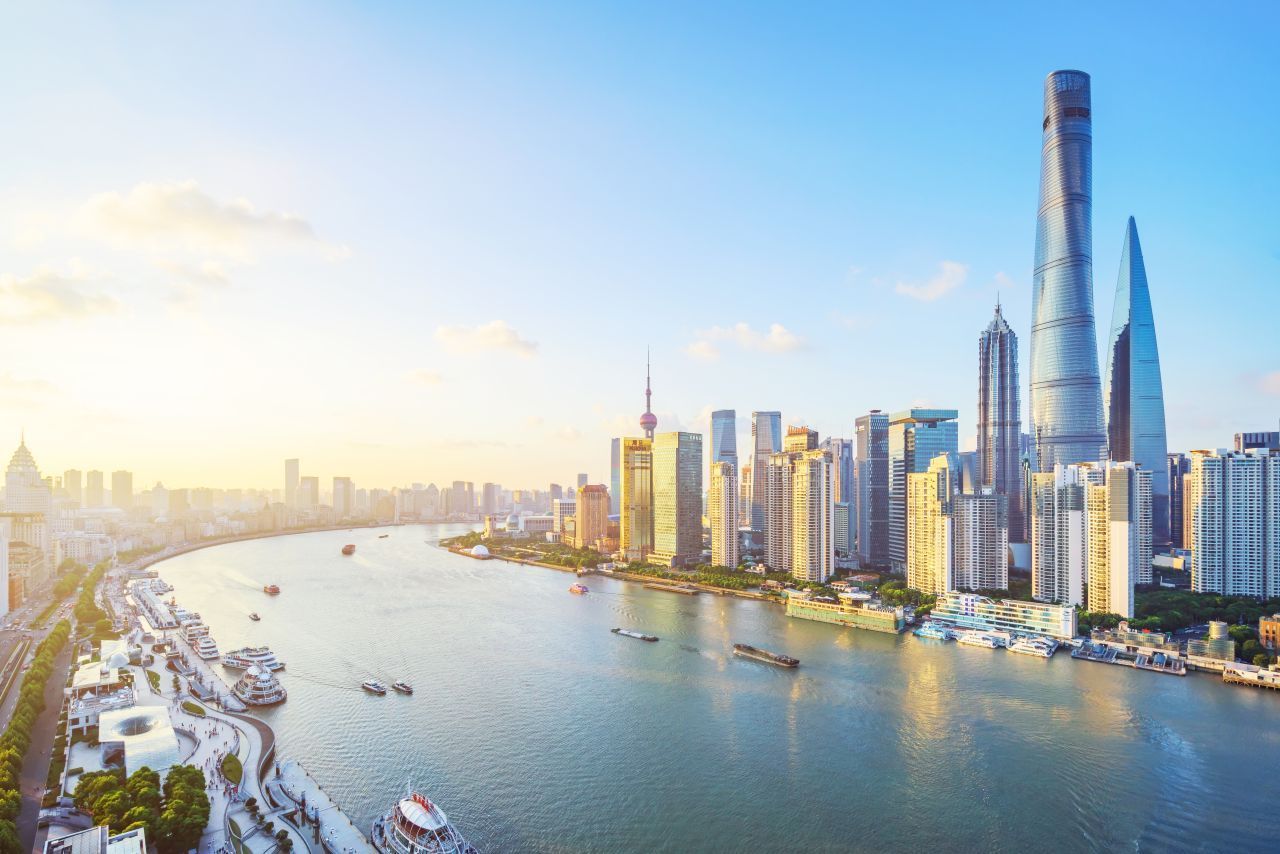 Die Skyline von Shanghai hält einige Superlative bereit. Im Wirtschaftszentrum Pudong befinden sich die weltweit meisten Wolkenkratzer pro Quadratkilometer. Der Shanghai Tower ist mit 632 Metern das höchste Gebäude der Stadt - und Chinas. Einen gigantischen 360-Grad-Blick auf die Metropole bietet die Aussichtsplattform im 121. Stock auf 562 Metern, die höchstgelegene der Welt. In nächster Nähe ragen der Jin Mao Tower (420 Met