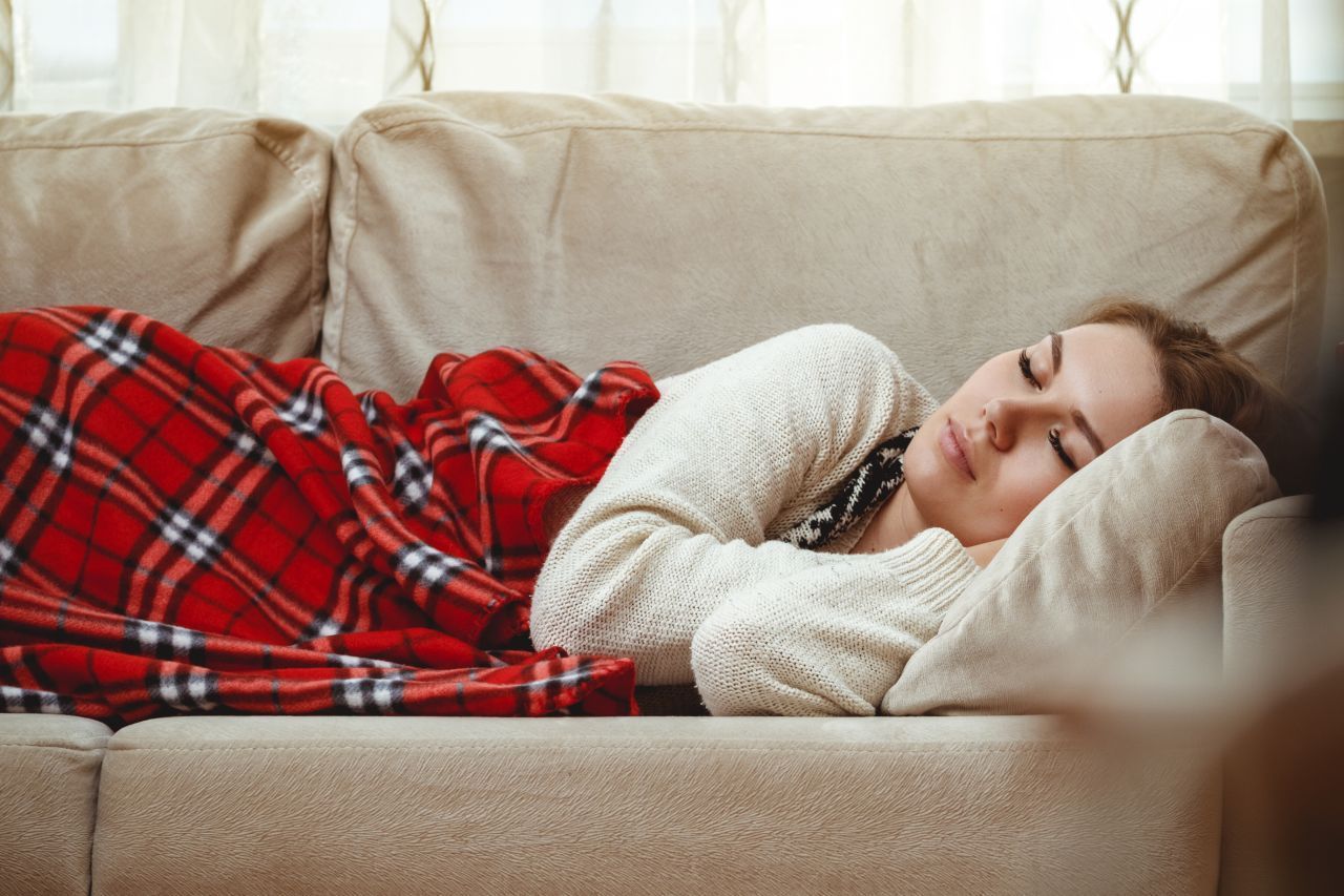 Ist dir ständig kalt oder fröstelst du immer wieder, kann das ein Zeichen von Übermüdung und Erschöpfung sein. Ein erschöpfter Körper kann die Körpertemperatur weniger gut regulieren als ein entspannter. Sorge also dafür, dass du ausreichend schläfst und Ruhe hast.