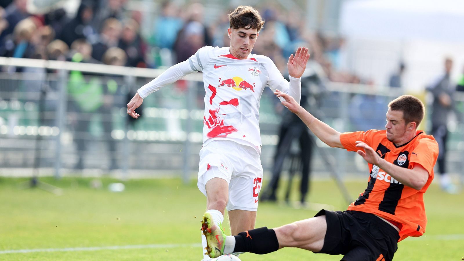 
                <strong>RB Leipzig U19 (ausgeschieden)</strong><br>
                RB Leipzig hatte in der Gruppenphase dagegen wenig überzeugende Momente. Schon vor der abschließenden Partie gegen Schachtar Donezk stand fest: Für die Sachsen ist das Abenteuer Europa in dieser Saison bereits frühzeitig vorbei. Ein Sieg aus sechs Gruppenspielen war am Ende schlichtweg zu wenig, um in der Youth League überwintern zu können. Mit fünf Punkten und sechs zu acht Toren landeten die "Roten Bullen" lediglich auf Rang drei. 
              