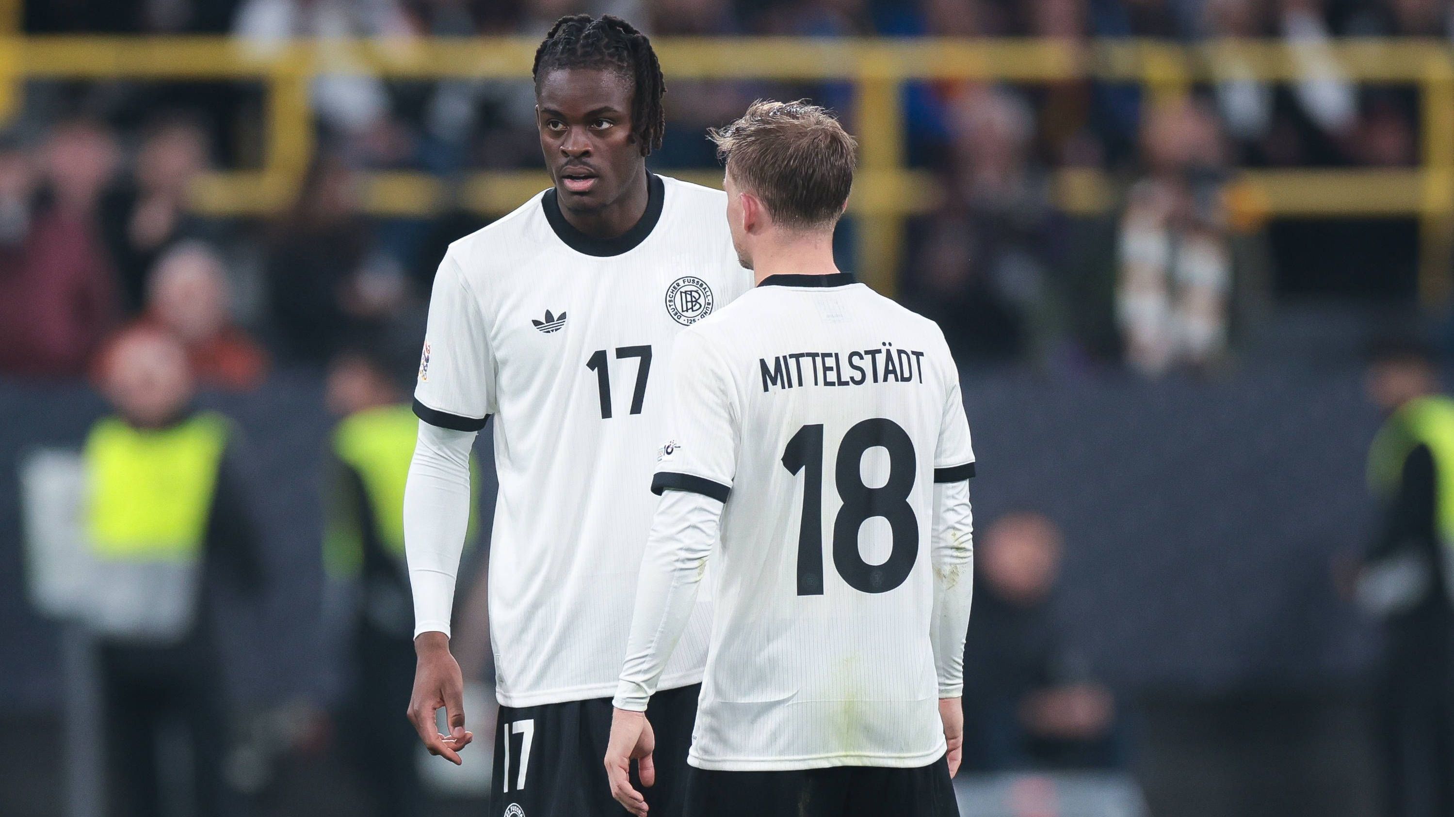 <em><strong>Yann-Aurel Bisseck (Inter Mailand)</strong><br>Im Champions-League-Finale musste Yann-Aurel Bisseck nach acht Minuten vom Feld, nun taucht der Name des deutschen Verteidigers im Zusammenhang mit der Premier League auf. Laut "Inter Live" steht der 24-Jährige auf der Wunschliste von Europa-League-Sieger Tottenham Hotspur. Ab 40 Millionen Euro soll Inter wohl bereit sein, sich Angebote anzuhören. Neben den Spurs sollen auch Manchester United und West Ham interessiert sein.</em>
