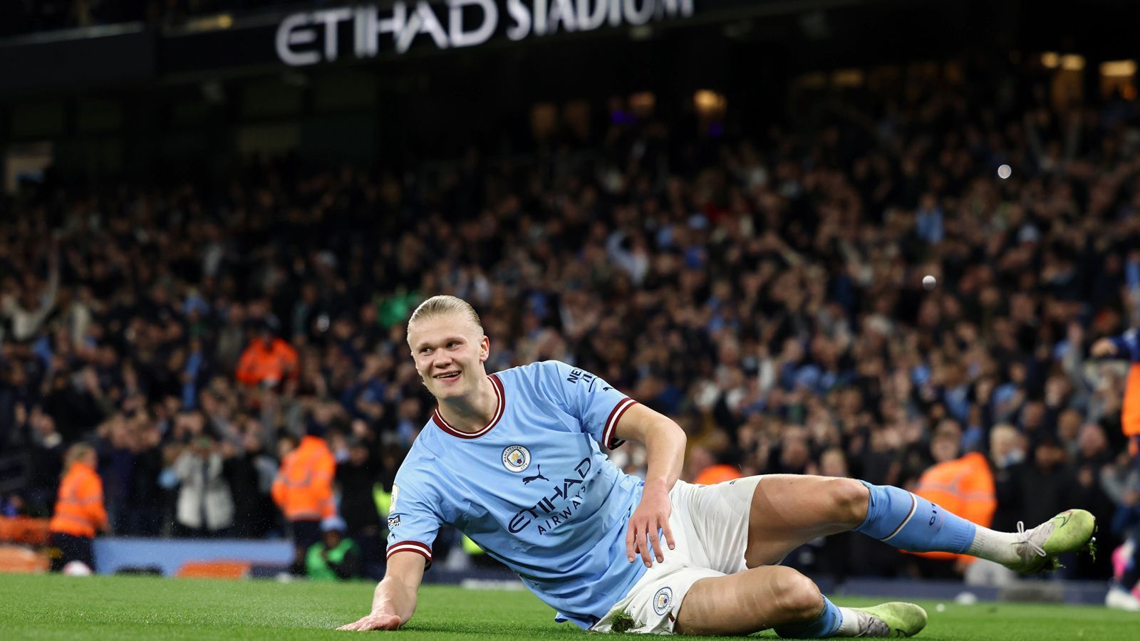 
                <strong>Prämie für Gewinn des Ballon d'Or</strong><br>
                Sollte Haaland während seiner Zeit im Trikot von Manchester City den Ballon d'Or gewinnen, kassiert der Stürmerstar eine Bonuszahlung von ebenfalls einer Million Pfund (1,13 Milionen Euro). 
              