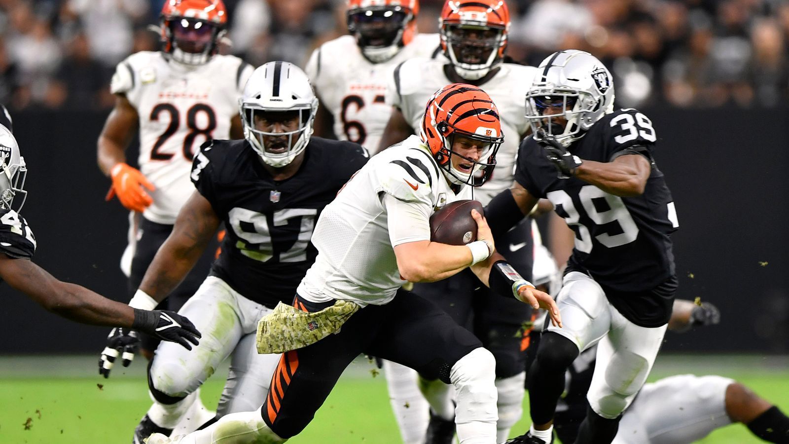 
                <strong>Las Vegas Raiders at Cincinnati Bengals - Samstag ab 22:20 Uhr auf ProSieben</strong><br>
                Die Las Vegas Raiders haben es in der aktuellen Saison geschafft, einen Skandal nach dem anderen abzuschütteln und die Playoffs zu erreichen. Mit schwierigen Umständen und mentalen Widrigkeiten kann das Team also umgehen. Dazu kommt der gefährliche Pass-Rush um Star-Verteidiger Maxx Crosby, der die gegnerischen Quarterbacks in der Regular Season über 100 Mal unter Druck setzen konnte - das ist ligaweit der Bestwert! Die Bengals-Offense ist noch sehr unerfahren und hat den Druck, den ersten Playoffs-Sieg seit über 30 Jahren einfahren zu wollen. Sollte Burrow regelmäßig vor der Defense flüchten müssen, könnte die spektakuläre Offense der Bengals einbrechen - und die Raiders haben gute Chancen auf einen Auswärtssieg. Samstag, ab 22 Uhr live auf ProSieben und ran.de!
              