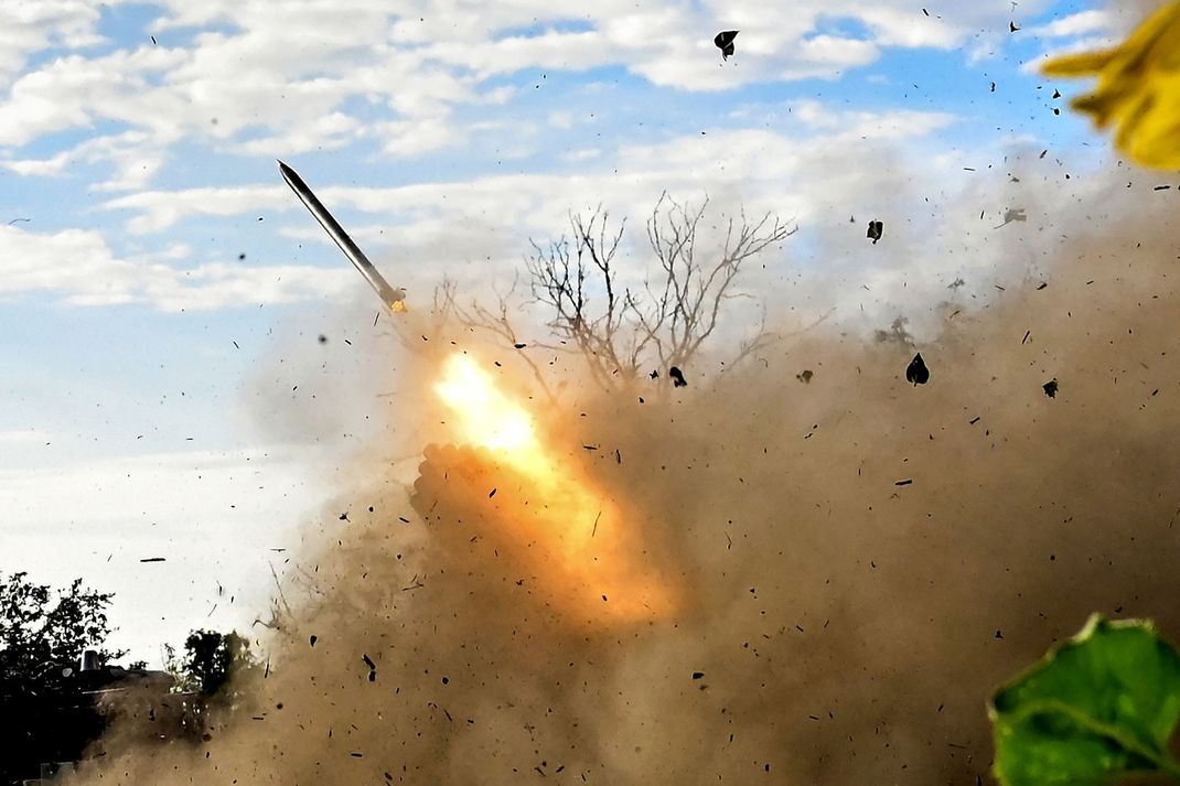 Während sich die Ukraine weiterhin gegen Russland verteidigen muss, laufen diplomatische Bemühungen für einen Verhandlungsprozess weiter. (Symbolbild)