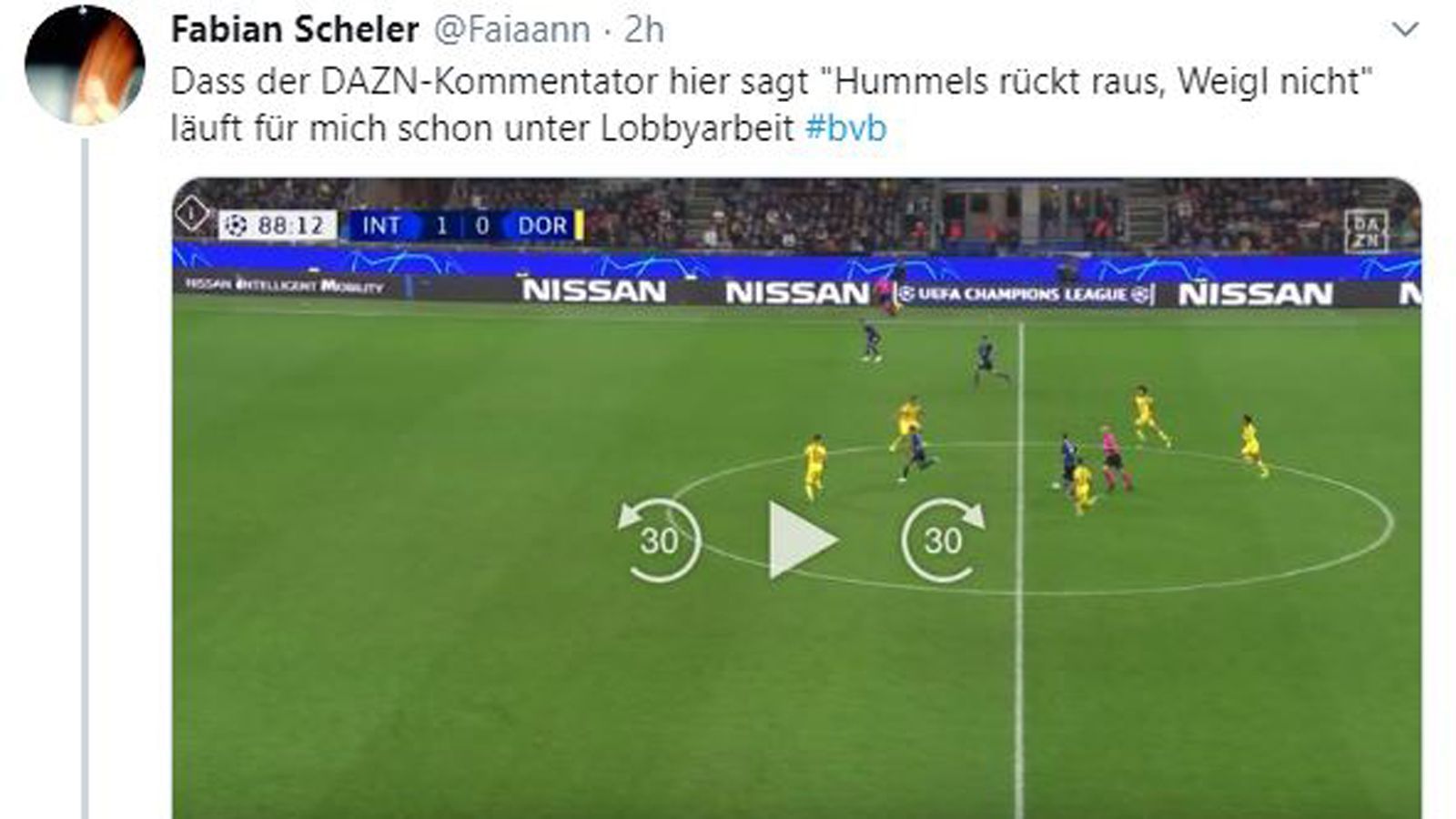 
                <strong>Auf Abseits spielen - ja oder nein?</strong><br>
                Nun aber der Reihe nach: Zunächst fragt "Zeit"-Journalist Fabian Scheler, ob es nicht ein Fehler von Hummels gewesen sei, auf Abseits zu spielen, während Weigl tief blieb. Er sieht es zumindest anders als der Kommentator des Spiels am Vorabend.
              