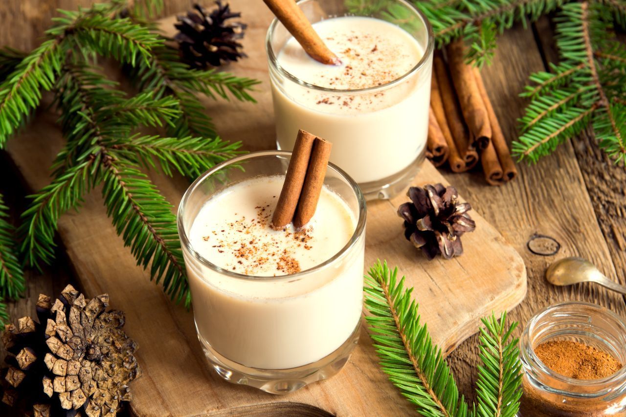 In England ist der "Eggnog" das It-Weihnachtsgetränk. Dort ließen sich Mönche bereits im Mittelalter den Vorläufer des Eier-Punsches schmecken. Und auch in den USA kommt der "Flip" alle Jahre wieder ins Glas. | Zutaten (für zwei große Gläser): 480 ml Milch, 2 EL Sahne, 2 Eier, 2 EL Zucker, 1 Päckchen Vanille-Zucker, 2 Prisen gemahlener Muskat, ¼ TL Zimt, 60 ml Rum | Zubereitung: Alle Zutaten - außer den Alkohol - in einen Mix