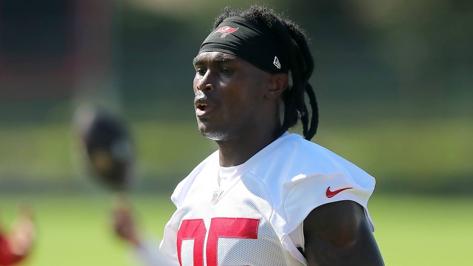 
                <strong>Julio Jones (als Free Agent zu den Tampa Bay Buccaneers)</strong><br>
                Das ist ohne Frage eine interessante Personalie, denn einer der dominantesten Receiver der vergangenen Jahr hat sich den Tampa Bay Buccaneers angeschlossen - und ist damit eine weitere Anspielstation für Tom Brady. Allerdings hat Julio Jones eine enttäuschende Spielzeit hinter sich, bei den Tennessee Titans kam er nur auf 434 Yards und einen Touchdown. Hier steckt potenzielle Power drin. Denn Jones macht auf Coach Todd Bowles einen starken Eindruck: "Er ist sozusagen zu seinem alten Ich zurückgekehrt."
              