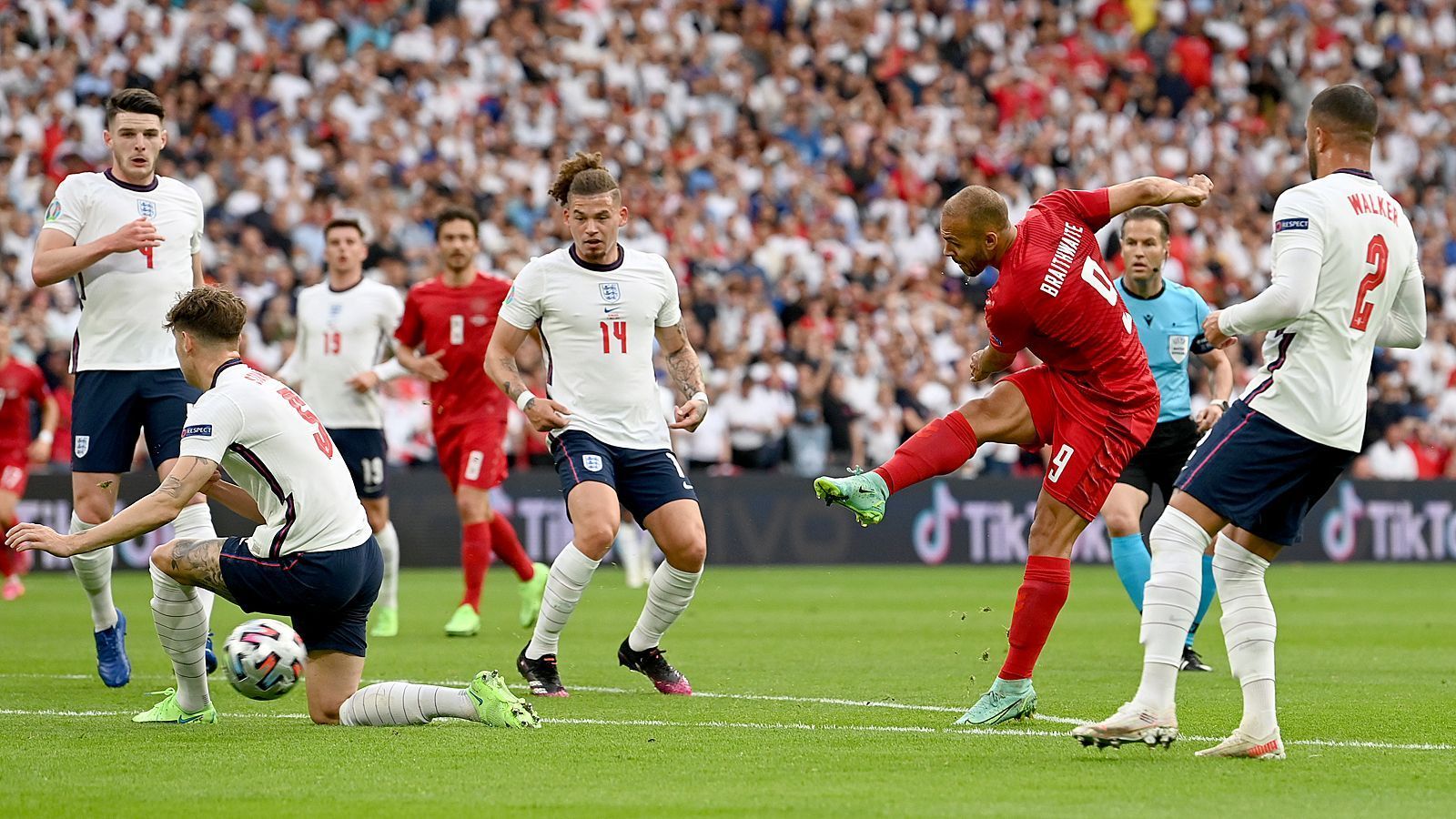 
                <strong>Defense wins eben doch Championships</strong><br>
                1:0, 0:0, 1:0, 2:0, 4:0. Die ersten fünf EM-Spiel blieb England ohne Gegentor - Rekord! Seit September 2020 gab es in 19 Spielen 15 "clean sheets". Und das einzige Gegentor bei der EURO fiel nach einem fantastischen Freistoß von Mikkel Damsgaard. Southgate legt großen Wert auf die Defensive und ist sich auch nicht zu schade, sein System an den jeweiligen Gegner anzupassen. So vertraute er gegen Deutschland auf eine Dreierkette - mit Erfolg. Die etatmäßige Viererkette bilden je zwei Spieler der Stadtrivalen Manchester United und Manchester City. Auch nicht selbstverständlich, dass das so gut funktioniert. Defense wins Championships - der alte Spruch wird bei der EM 2021 wieder salonfähig.
              