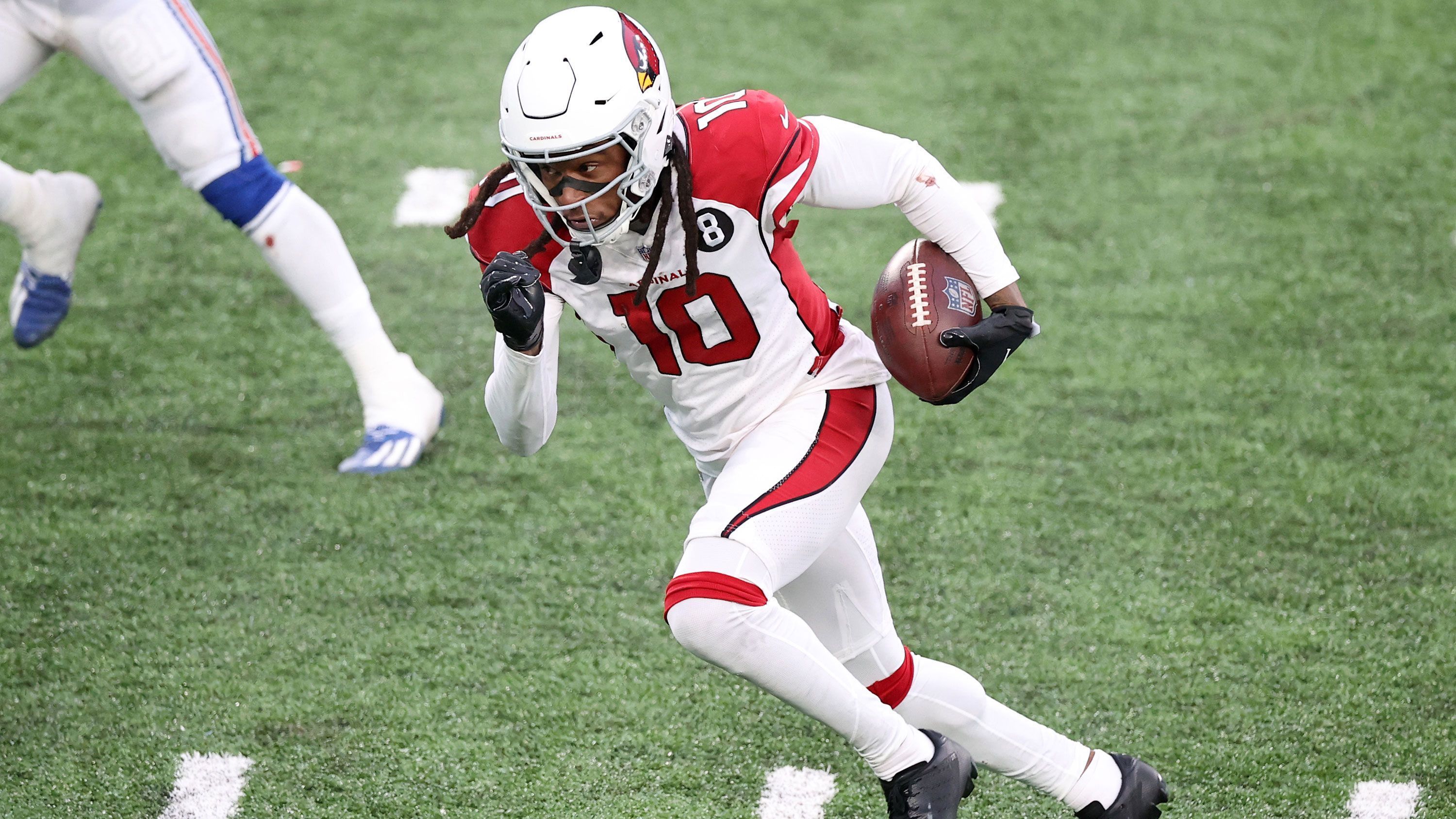 
                <strong>Wide Receiver: DeAndre Hopkins (Arizona Cardinals)</strong><br>
                Spätestens mit seinem Trade zu den Arizona Cardinals stieg DeAndre Hopkins zum Topverdiener auf. Sein Zweijahresvertrag in der Wüste bringt ihm 54,5 Millionen US-Dollar. Das sind pro Jahr 27,25 Millionen US-Dollar.
              