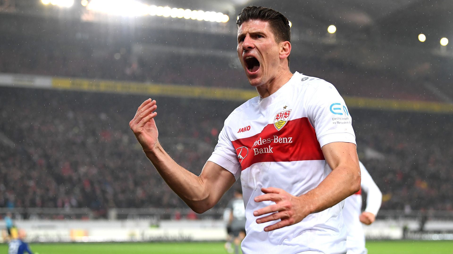 
                <strong>Stürmer: Mario Gomez</strong><br>
                Das bekannteste Hodentor der Bundesliga, zu seiner Zeit der teuerste Transfer in der Bundesliga und einer der besten Stürmer, den die Schwaben je hatten: Mario Gomez ist nicht mit herausragender Technik gesegnet, aber trotzdem gelangen ihm irgendwie immer Tore, bisher immerhin 109 Buden. Nach einer langen Tour durch Fußball-Europa ist Gomez wieder zu seiner alten Liebe zurückgekehrt.
              