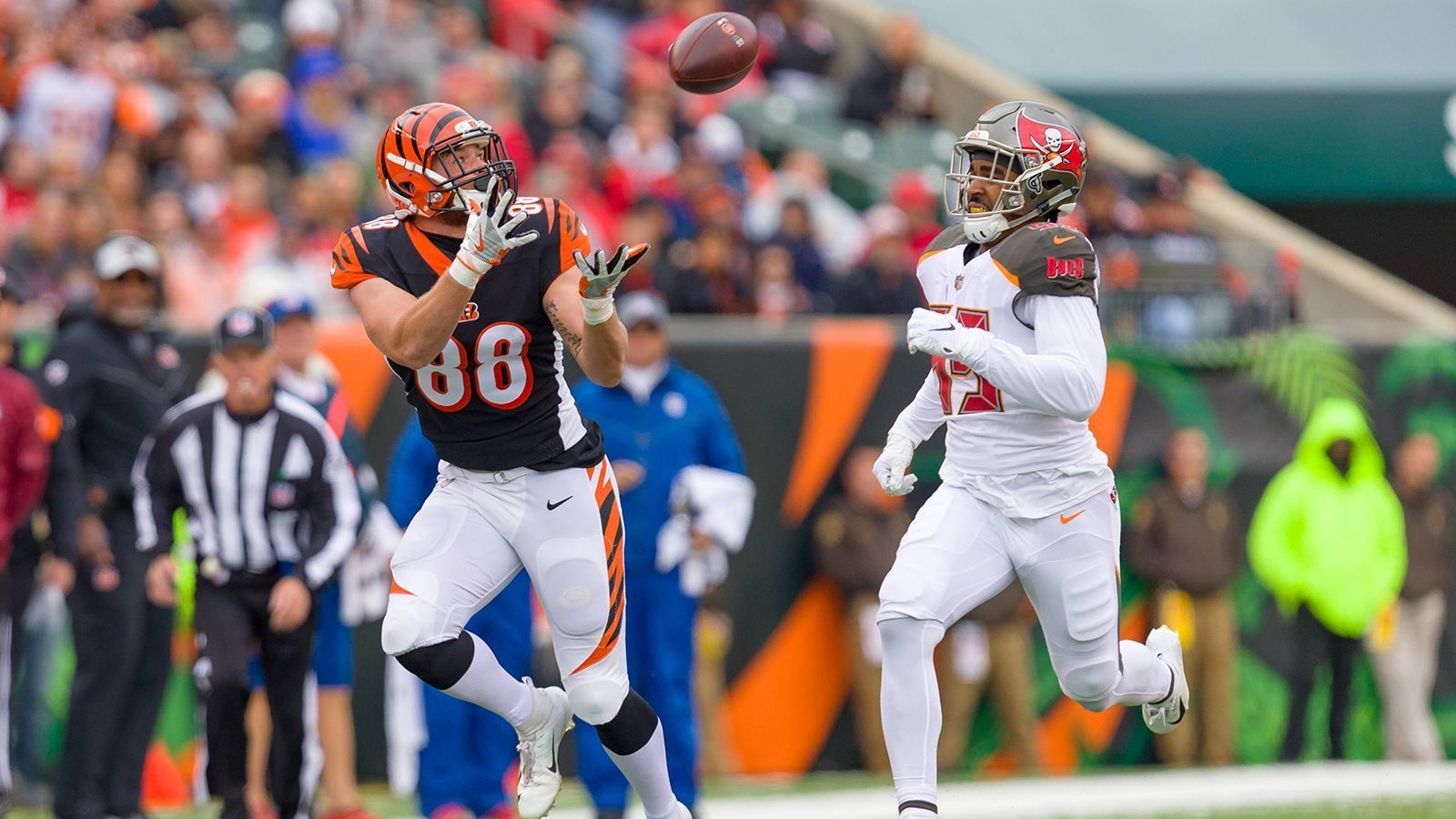 
                <strong>Jordan Franks</strong><br>
                Ähnlich wie Schreck erging es Jordan Franks. Nur dass der 2018 erst nach dem Draft verpflichtete Tight End bislang in beiden Saisons am Cut scheiterte und somit fast ausschließlich im Practice Squad zu Hause war. 2019 rutschte er vor Week 17 in den Kader, kam aber beim bedeutungslosen 33:23 über die Cleveland Browns nicht zum Einsatz. Franks geht in sein letztes Vertragsjahr, weiß also, was die Stunde geschlagen hat.
              