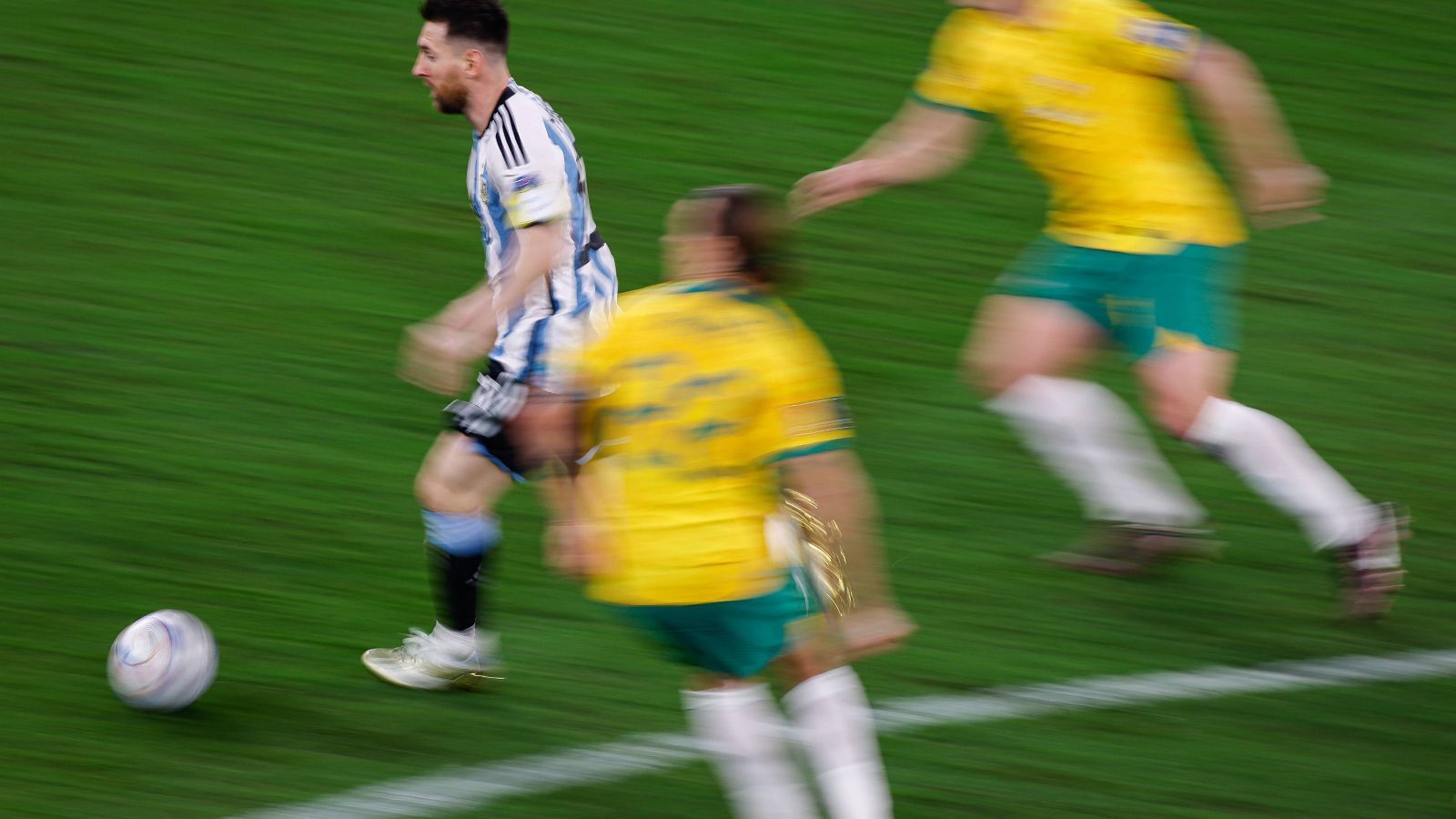 
                <strong>Messi-Watch: So schlug sich Argentiniens Superstar gegen Australien</strong><br>
                Doch in der Schlussphase, in der das Spiel einem offenen Schlagabtausch gleicht, dreht Messi mächtig auf. Er dribbelt, er legt auf, er schießt und zeigt seine ganze Klasse.
              