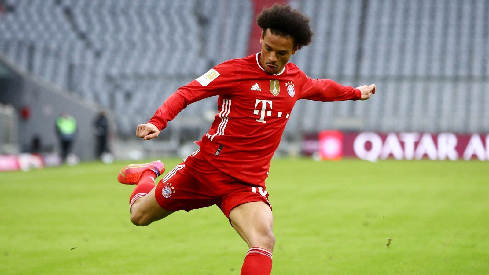 
                <strong>Leroy Sane</strong><br>
                Bekommt auf rechts den Vorzug vor Gnabry und wirbelt ordentlich. Allerdings fehlt zunächst oft die letzte Präzision bei seinen Aktionen. In der 26. Minute belohnt sich Sane dann mit der präzisen Vorlage zum Anschlusstreffer, er stellt die BVB-Abwehr immer häufiger vor Probleme. In der zweiten Halbzeit zunächst nicht so auffällig, hat dann aber auch beim dritten Tor wieder die Füße im Spiel. ran-Note: 2
              