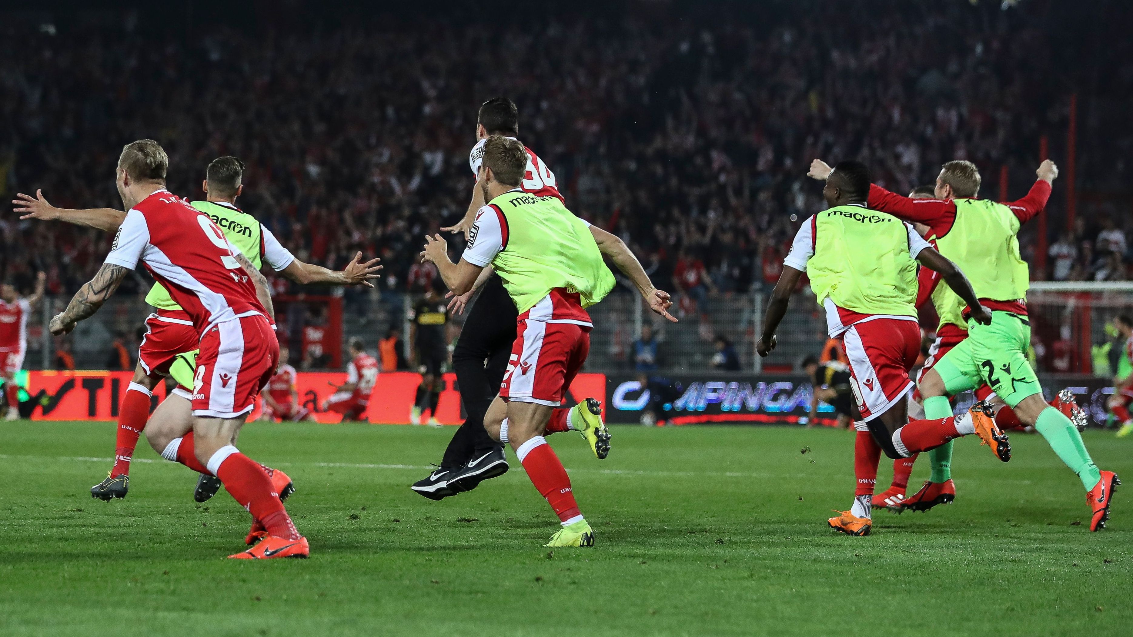 <strong>2019: VfB Stuttgart - 1. FC Union Berlin (2:2, 0:0)</strong><br>Die zweite Partie war nichts für schwache Nerven. Tore fallen in der Alten Försterei aber am Ende nicht. Damit konnte Union Berlin über den Aufstieg in die höchste Spielklasse jubeln. Nach dem Relegations-Erfolg über Stuttgart ging es für die Köpenicker über Jahre nach oben - sogar bis in die Champions League.&nbsp;