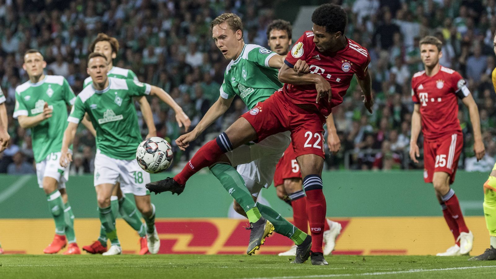 
                <strong>Serge Gnabry (Bayern München)</strong><br>
                Ist in der ersten Halbzeit so gut wie gar nicht zu sehen, wird nur selten eingebunden. Kämpft sich nur langsam und mäßig ins Spiel. Zu langsam für Niko Kovac, der ihn in der 58. Minuten auswechselt. ran-Note: 5
              