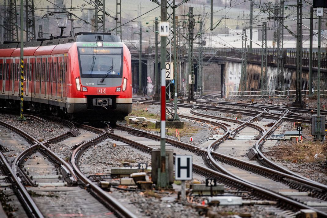 Aufgrund der hohen Nachfrage des 49-Euro-Tickets, gab es technische Störungen auf der Website der Deutschen Bahn. © Christoph Schmidt/dpa 