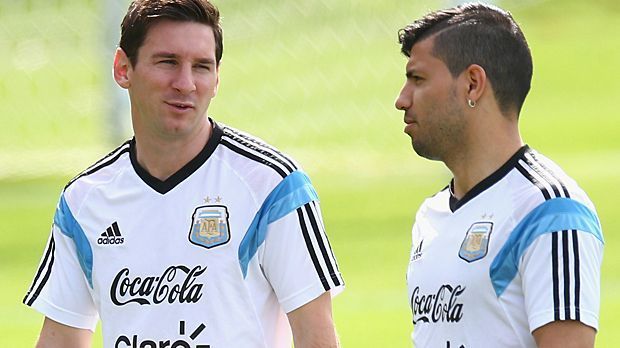 
                <strong>Lionel Messi und Sergio Agüero</strong><br>
                Auch im Sturm setzt Agüero auf eine Dreierkette. Hier darf Lionel Messi natürlich nicht fehlen. Agüero ist mit dem wohl besten Fußballer der Gegenwart eng befreundet, Messi ist Pate von Agüeros Sohn Benjamin.
              