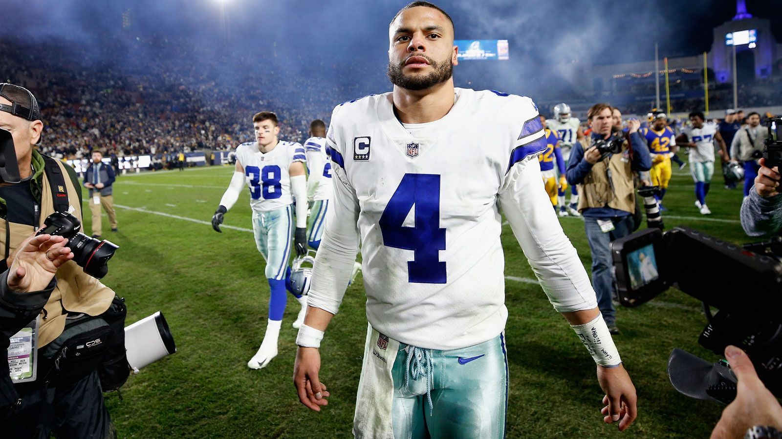 
                <strong>Dak Prescott: Rookie-Vertrag bis 2020</strong><br>
                Der Rookie-Vertrag von Quarterback Dak Prescott läuft noch bis nach der Saison 2019. Doch die Diskrepanz zwischen Leistung und Bezahlung ist bei ihm so groß wie bei vielleicht keinem anderen NFL-Spieler: Prescott kassierte in seinen bisherigen drei Spielzeiten im Schnitt rund 915.000 Dollar jährlich. Dabei lieferte er Leistungen im Bereich von Großverdienern wie Derek Carr ab. 
              