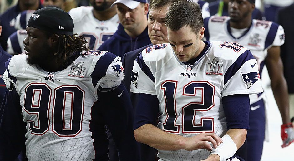 
                <strong>7. neuer Rekord: Super-Bowl-Sieger nach dem höchsten Rückstand</strong><br>
                Mit 25 Punkten lagen die "Pats" während des dritten Viertels schon zurück - doch nach dem 3:28 drehten Brady und Co. richtig auf. Eine solche Aufholjagd hatte es zuvor nicht annähernd gegeben. Der bisherige Bestwert lag bei zehn Punkten. Diesen Rückstand drehten die Washington Redskins, die New Orleans Saints und - natürlich - die Patriots noch in einen Sieg.
              