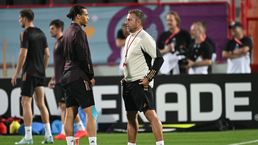 Bundestrainer Flick (r.) spricht im Training der DFB-Elf mit Leroy Sané.