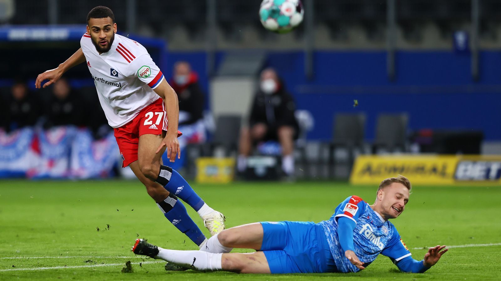 
                <strong>Josha Vagnoman</strong><br>
                Im Spielaufbau stellt der HSV auf eine Dreierkette, Vagnoman wird zum linken Mittelfelfspieler und wagt ein ums andere Mal einen offensiven Vorstoß. Ist in Halbzeit eins der torgefährlichste HSV-Spieler, scheitert aber zweimal freistehend per Kopf. Vor allem seine Großchance in der 32. Minute muss eigentlich rein. Dennoch: Starkes Spiel von Vagnoman. ran-Note: 2
              