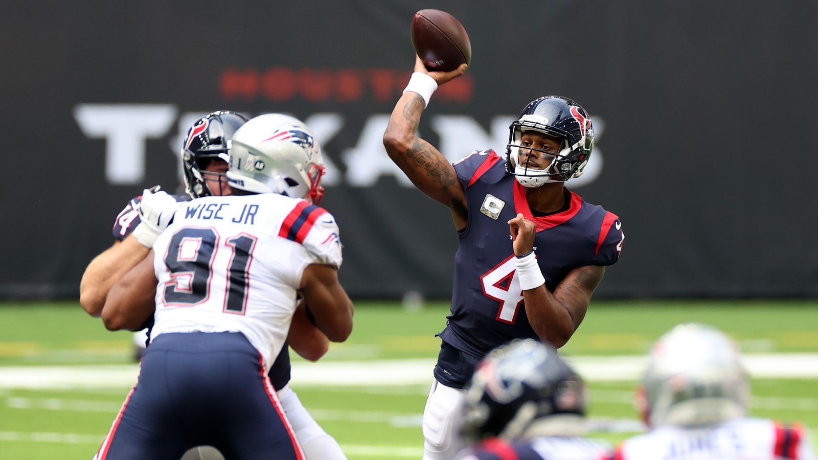 
                <strong>Quarterback: Deshaun Watson - 68 Punkte als Kapitän</strong><br>
                Deshaun Watson hat mit einer starken Leistung sein Team zum Sieg über die New England Patriots geführt. Mit 344 Pass Yards und zwei Touchdown-Pässen sowie 36 Lauf-Yards und einem Touchdown-Lauf brillierte er. Der Texans-Quarterback als Kapitän bringt Euch 68 Punkte.
              