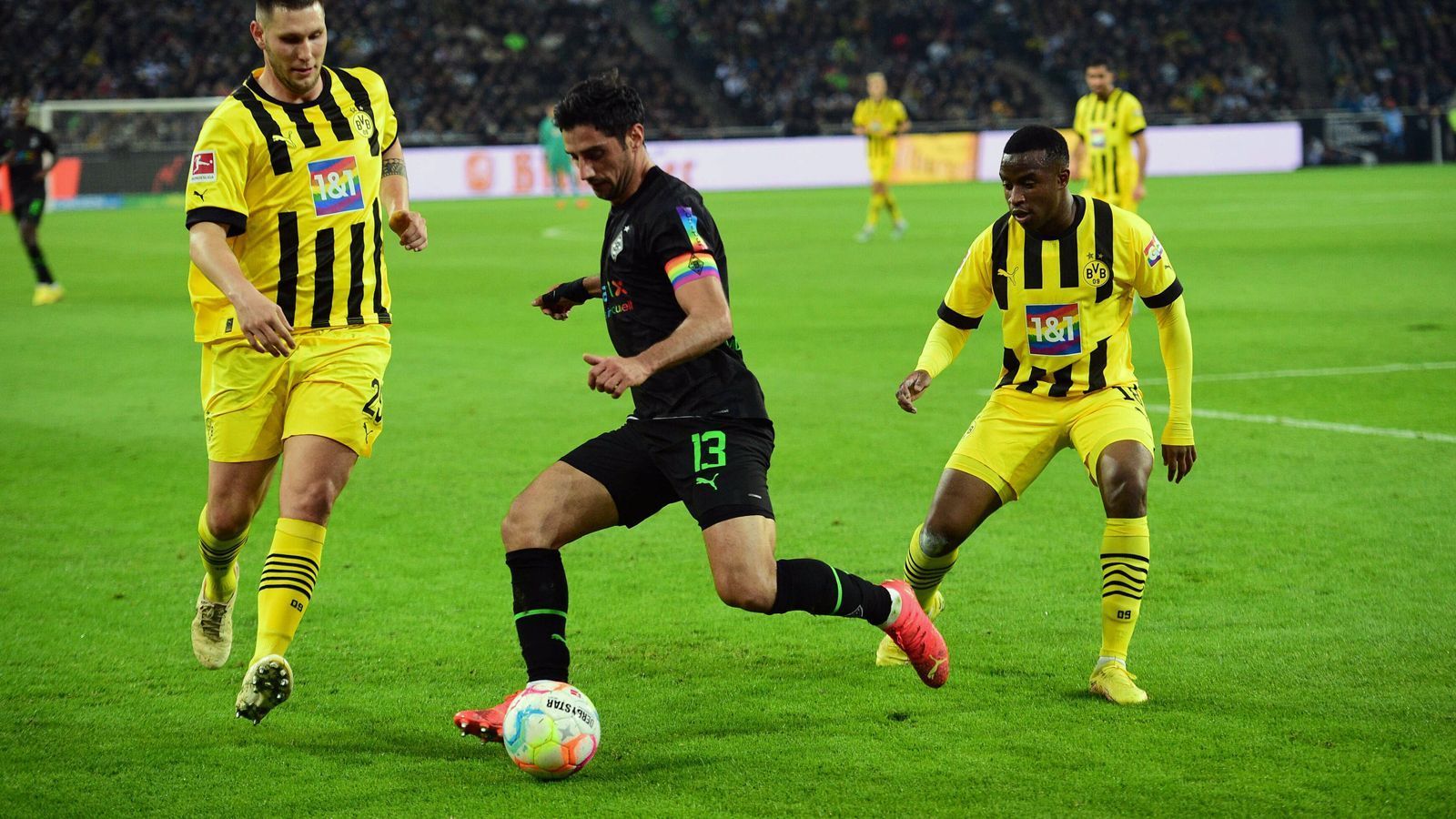 
                <strong>Lars Stindl (Borussia Mönchengladbach)</strong><br>
                Der Kapitän der "Fohlenelf" wirkt von der ersten Sekunde an wie aufgedreht, pflügt in bester Art und Weise über den Rasen und gibt damit die Richtung vor. So, wie es sich für einen wahren Spielführer eben gehört. Ist immer und überall anspielbar, hilft hinten aus und bereitet das 1:0 und 3:1 mit klugen, wunderbaren Pässen vor. In dieser Form und mit dieser Einstellung unverzichtbar für die Borussia aus Mönchengladbach. ran-Note: 1
              