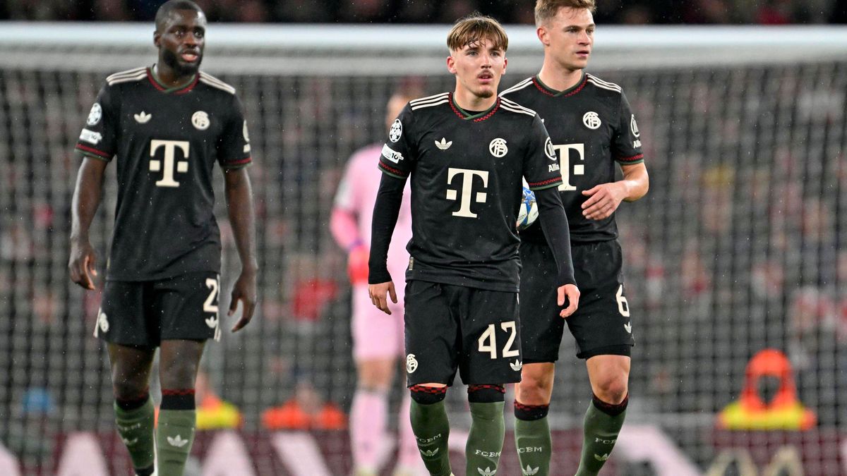 26.11.2025, Fussball UEFA Championsleague 2025 2026: Vorrunde 5.Spieltag, FC Arsenal - FC Bayern München, im Emirates-Stadion London (England) v.l. Dayot Upamecano (FC Bayern München), Lennart Karl...