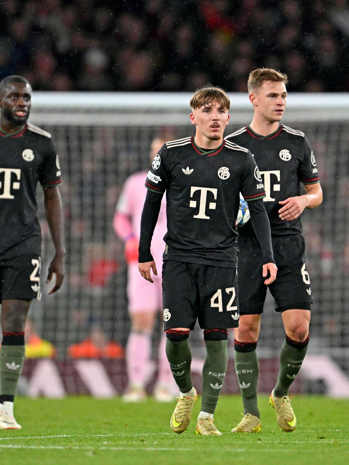 26.11.2025, Fussball UEFA Championsleague 2025 2026: Vorrunde 5.Spieltag, FC Arsenal - FC Bayern München, im Emirates-Stadion London (England) v.l. Dayot Upamecano (FC Bayern München), Lennart Karl...