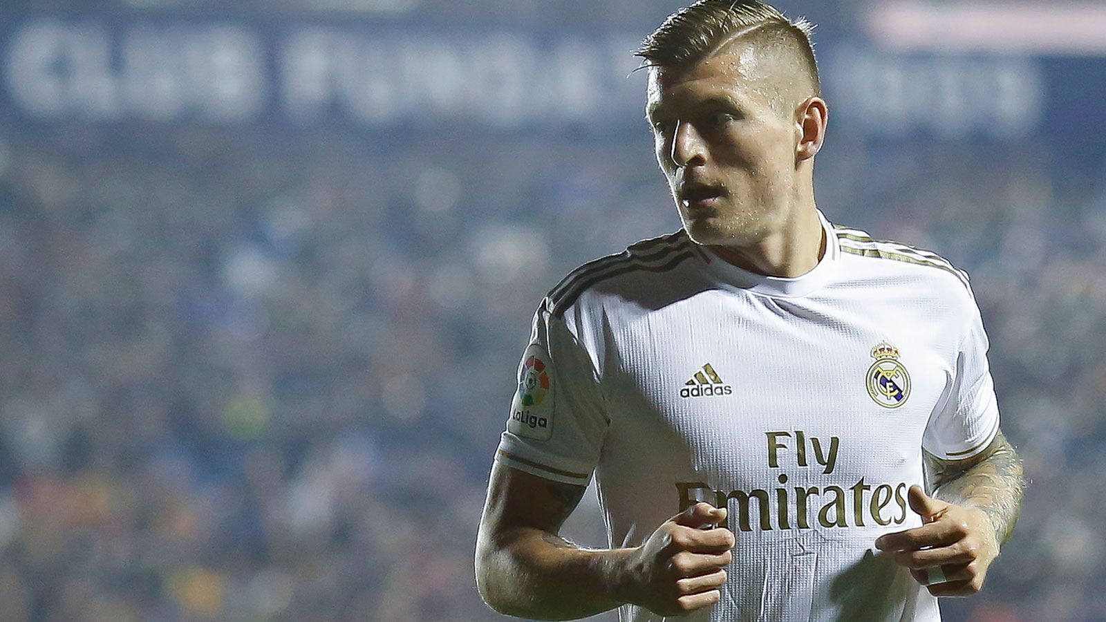 <strong>Toni Kroos</strong><br>
                Kroos hat wirklich fast alles erreicht. Weltmeister, fünfmaliger Champions-League-Sieger mit Bayern und Real Madrid, etliche Meisterschaften und Pokalgewinne in Deutschland und Spanien. Dazu ist der Fast-Immer-Spieler dreifacher Vater und hat einen eigenen Dokumentarfilm. Und das alles im Alter von 34 Jahren. Beendete nach der Heim-EM 2024 seine eindrucksvolle Karriere.