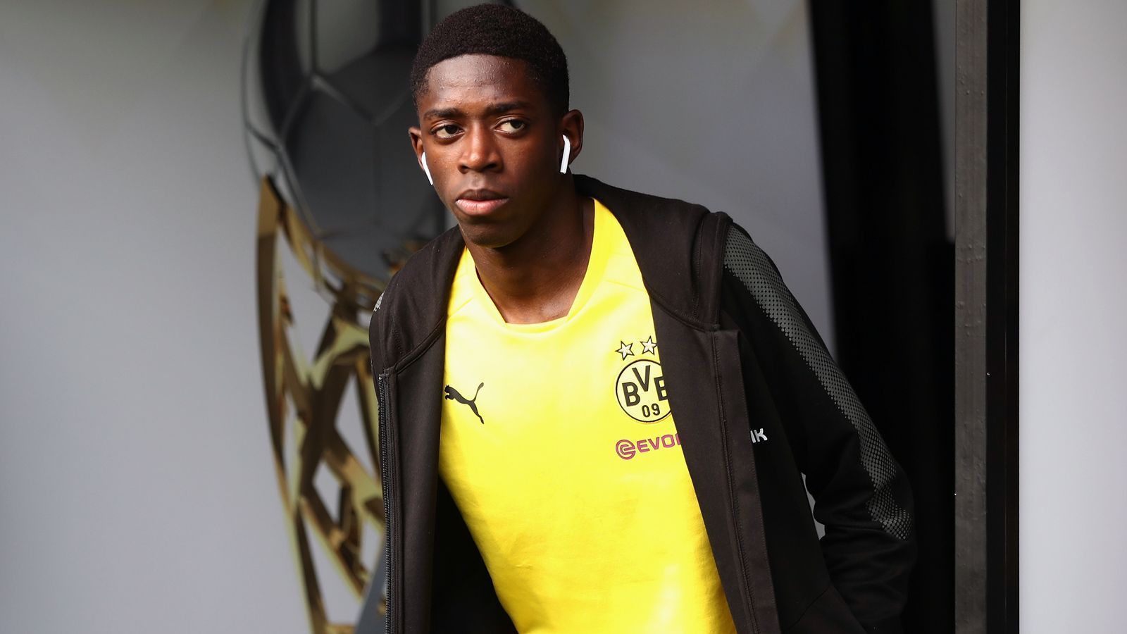 <strong>Ousmane Dembele</strong><br>
                Ousmane Dembele forcierte im Sommer 2017 seinen Wechsel zum FC Barcelona mit unsauberen Methoden. Der Franzose verweigerte den Kontakt zu seinem Arbeitgeber, Dortmund suspendierte ihn deshalb vom Trainingsbetrieb. Die Fronten waren verhärtet, letztendlich sorgte mal wieder reichlich Kohle für zufriedene Gesichter auf allen Seiten. Der BVB bekam 105 Millionen, mögliche Zusatzzahlungen könnten den Deal 150 Millionen Euro schwer machen.