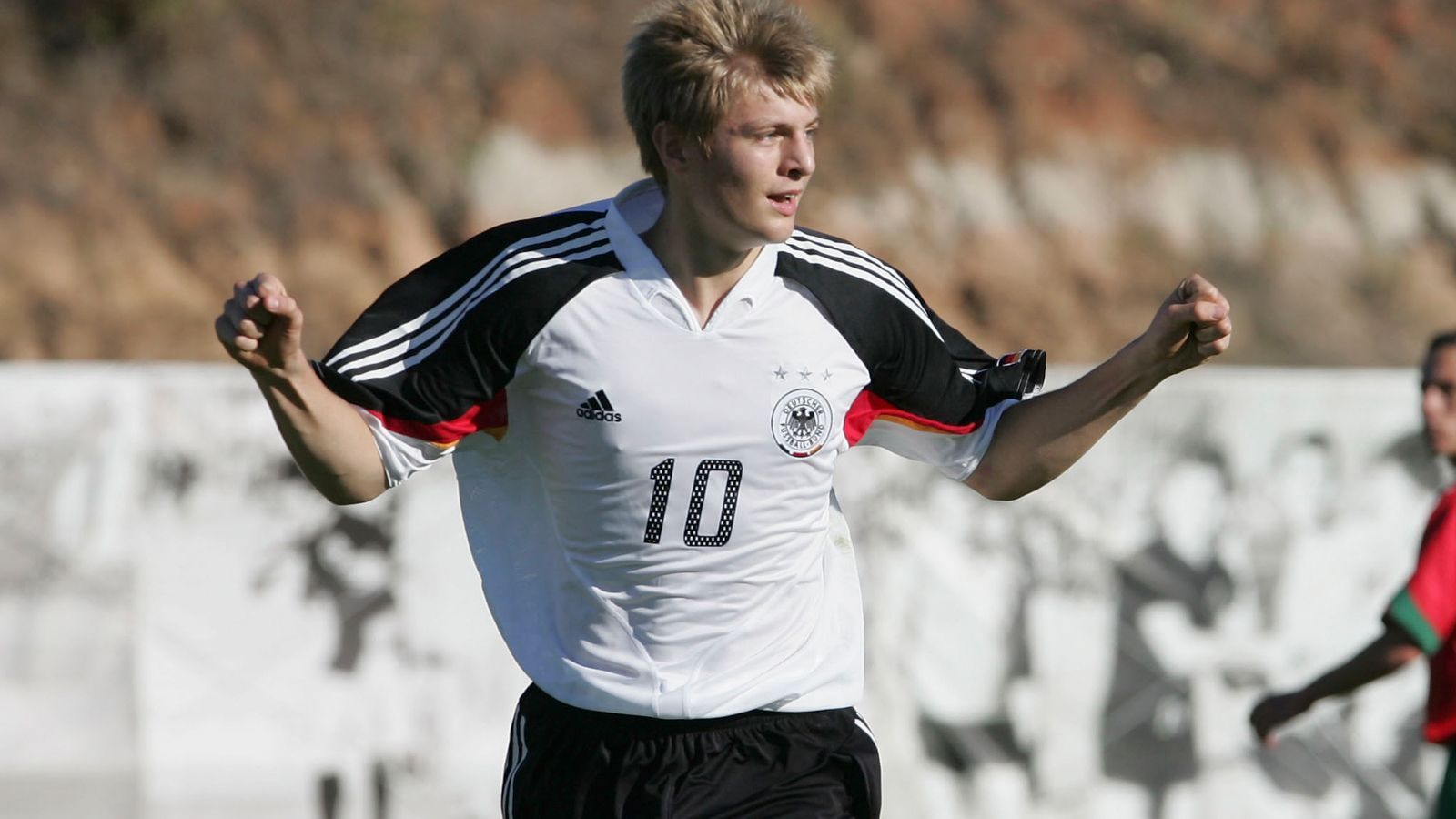 
                <strong>Toni Kroos</strong><br>
                Schon mit 15 Jahren kickte Toni Kroos für die deutsche U17. Sein Verein hieß damals noch Hansa Rostock, das Real Madrid Mecklenburg-Vorpommerns.  
              
