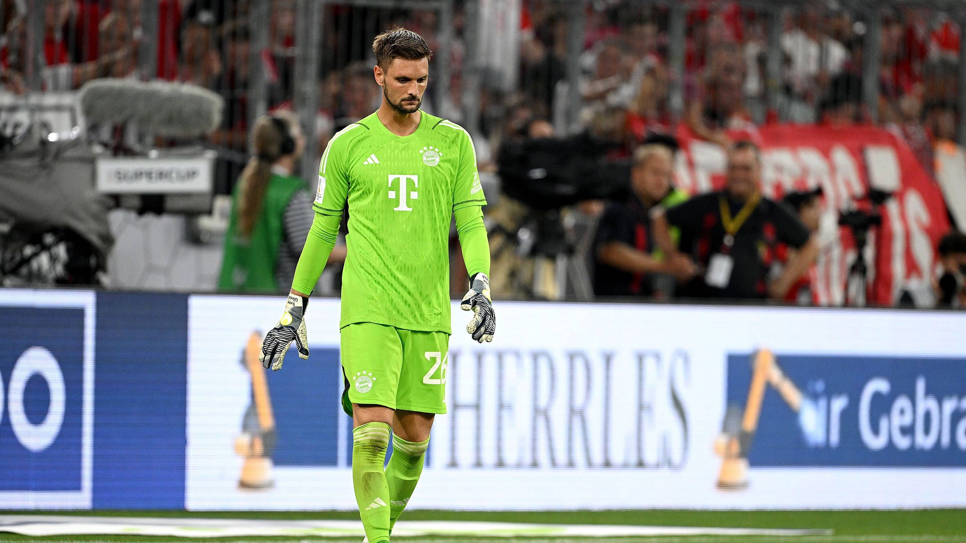 <strong>Sven Ulreich (FC Bayern München)</strong><br>Der Routinier vertritt wie erwartet den weiter verletzten Manuel Neuer. Leichte Unsicherheiten, bei allen Gegentoren durch den herausragenden Olmo (3., 44., 68.) allerdings machtlos, wobei er den zweiten durch die Beine kassiert. Verhindert kurz vor Schluss mit einem Reflex gegen Sesko immerhin das 0:4. <strong>ran-Note: 4</strong>