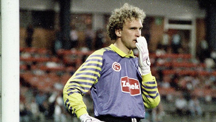 <strong>Fortuna Düsseldorf (1991/92 und 1992/93)</strong><br>Nach drei Jahren in der Bundesliga musste die Fortuna 1992 als einziger Tabellen-20. der Bundesliga-Geschichte den bitteren Gang in die 2. Liga antreten. Doch es kam noch schlimmer: In der darauffolgenden Saison wurden Jörg Schmadtke &amp; Co. lediglich 21. und stiegen in die Oberliga ab.&nbsp;
