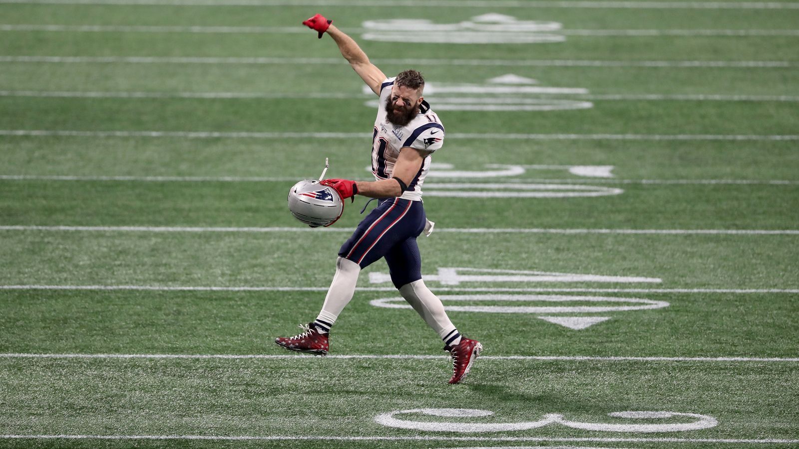 
                <strong>Julian Edelman</strong><br>
                Ein Jahr zuvor tauscht Bill Belichick einen Drittrunden-Pick für einen 2009 Siebtrunden-Pick und einen Zweitrunden-Pick im 2010 NFL-Draft. Mit dem Siebtrunden-Pick sichern sich die Patriots einen athletischen, aber als zu klein abgestempelten Quarterback: Julian Edelman. Unter Belichick wechselt Edelman die Position und entwickelte sich zu einem der besten Slot-Receiver der Liga. Der Super-Bowl-MVP 2019 ist seit zehn Jahren fester Bestandteil der Patriots Offensive - und der 2010 Zweitrunden-Pick? Der wurde für den Gronkowski-Trade genutzt.
              