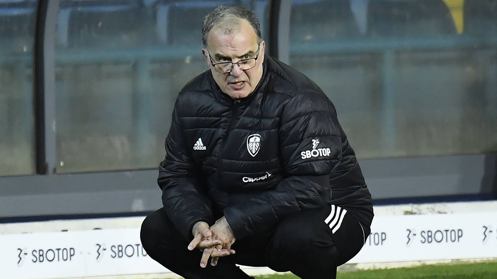 
                <strong>Marcelo Bielsa (Leeds United)</strong><br>
                Eine weitere Ikone, aber die Situation passt zu Bielsa, der Leeds nach vielen Jahren Abstinenz zurück in die Premier League geführt hat. Der Argentinier ist ein sehr eigenwilliger Typ, allerdings mit vollem Fokus auf den Sport. Leeds ist nach gutem Start mittlerweile auf Platz 15 angekommen. Jetzt muss geliefert werden, dann werden die Verantwortlichen und Bielsa schauen, wo sie stehen.
              