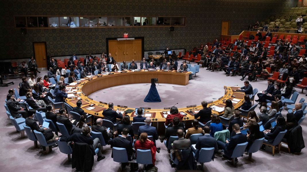 22.12.2023, USA, New York: Menschen versammeln sich während der Sitzung des Sicherheitsrates im Hauptquartier der Vereinten Nationen.&nbsp;