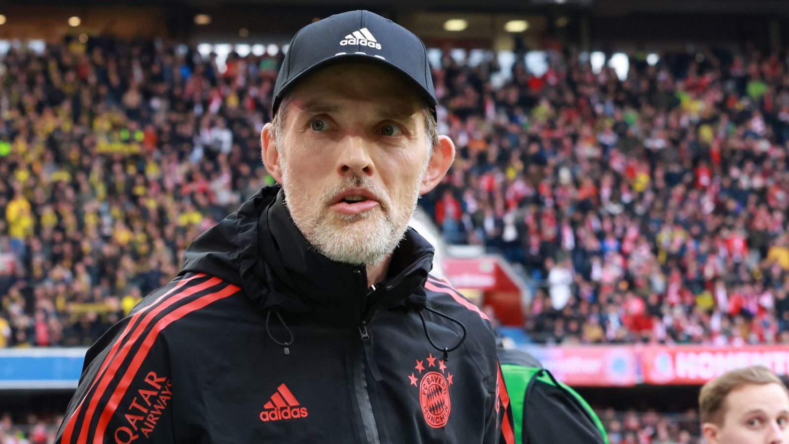 
                <strong>19:33 Uhr: Tuchel kommt als Letzter zurück</strong><br>
                Tuchel kommt nach der Pause als Letzter aus dem Kabinengang.
              