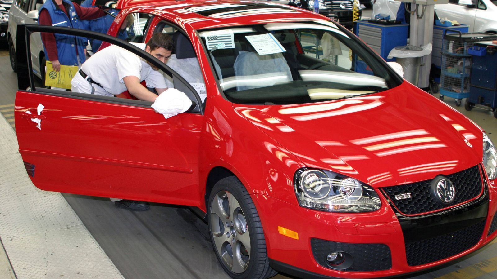 
                <strong>Fünfte Generation des VW Golf kommt auf den Markt</strong><br>
                Der Golf ist das Erfolgs- und Vorzeigemodell des Wolfsburger Autobauers Volkswagen. 2003 wurde die fünfte Generation des Modells auf den Markt gebracht, das mittlerweile Namensgeber für eine eigene Autoklasse ist. Mittlerweile fährt die achte Generation des Golfs auf den Straßen der Welt.
              