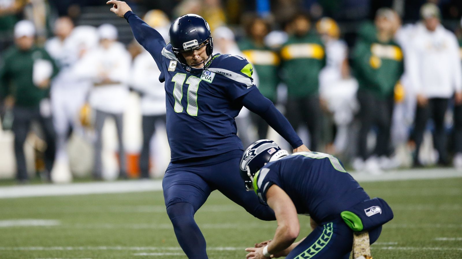 
                <strong>Sebastian Janikowski (Rücktritt mit 41 Jahren)</strong><br>
                Die Seattle Seahawks werden sich nach einem neuen Kicker umsehen müssen. Laut "ESPN" wird Sebastian Janikowski nach 19 Jahren in der NFL zurücktreten. "Ich hatte eine gute Karriere. Ich denke immer noch an den Super Bowl, das tut immer noch weh.", so Janikowski, der den Super Bowl 37 mit den Oakland Raiders gegen die Tampa Bay Buccaneers verlor. 2000 wurde er in der ersten Runde von den Raiders gedraftet und war dort bis 2017 aktiv. Für die Saison 2018 wechselte er zu den Seattle Seahawks und schaffte es immerhin nochmal in die Playoffs. Kein Kicker hat in der NFL-Geschichte mehr Geld verdient. Laut NFL-Insider Adam Schefter "möchte er nun Taxi-Fahrer werden und seine drei Töchter zur Schule fahren".
              