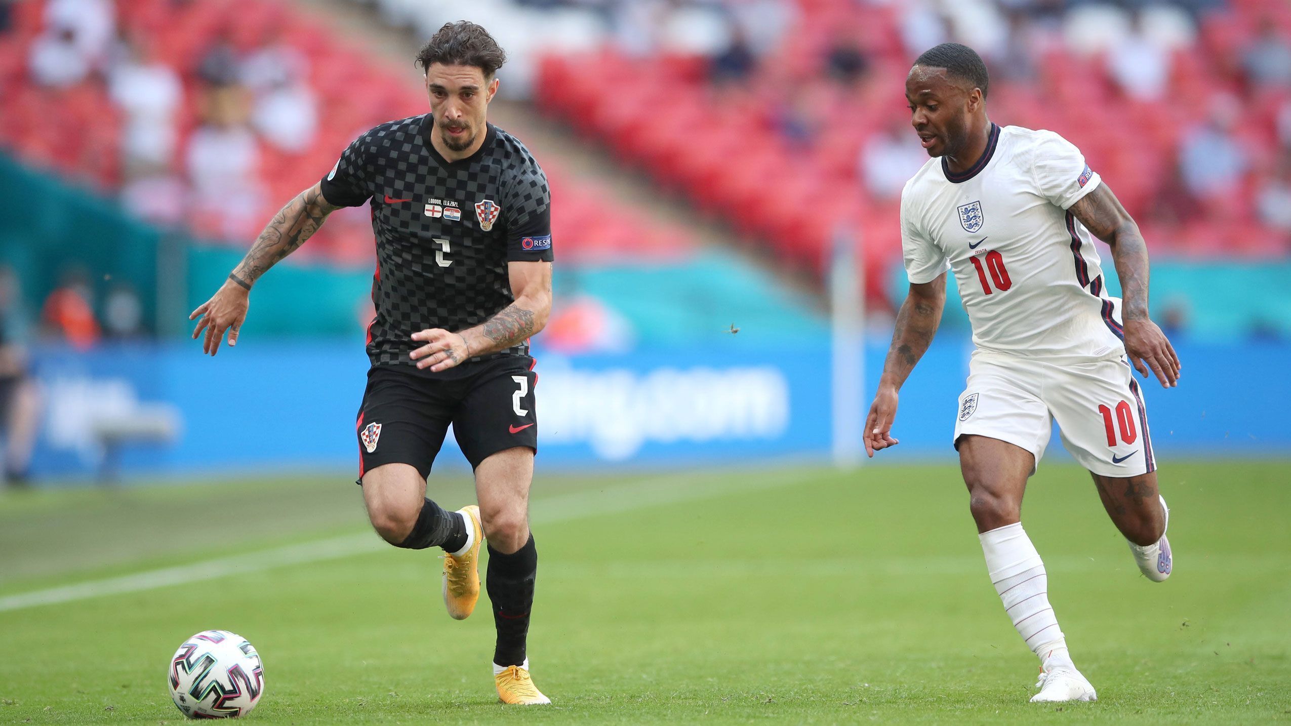 
                <strong>Sime Vrsaljko (Kroatien)</strong><br>
                Am Anfang noch relativ unauffällig, versucht sich der Verteidiger von Atletico Madrid mit fortschreitender Spieldauer mehr und mehr an der rechten Außenbahn, wenn auch ohne durchschlagenden Erfolg. Seine Flankenversuche schaffen aber zumindest Entlastung. Beim Gegentor von Sterling rauscht er im letzten Moment an, kann den Schuss aber nicht verhindern. ran-Note: 3
              