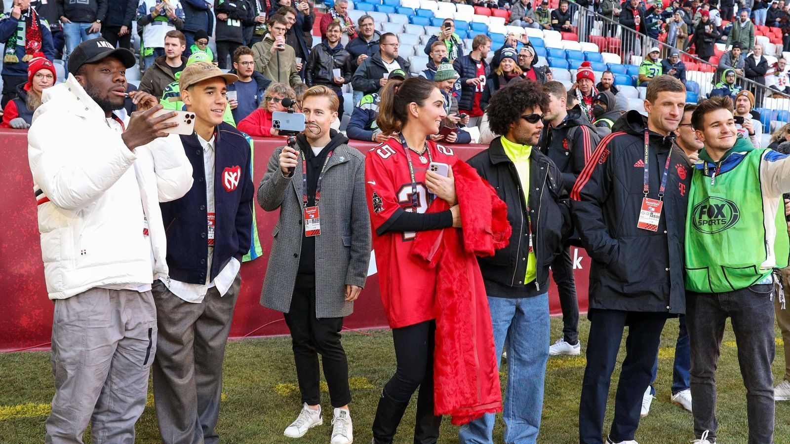 
                <strong>Tampa Bay Buccaneers vs. Seattle Seahawks: Promis beim Munich Game</strong><br>
                Beim Munich Game zwischen den Tampa Bay Buccaneers und den Seattle Seahawks sind unter den 67.000 Zuschauern in der Münchner Allianz Arena natürlich auch einige Promis. Wir zeigen sie euch.
              