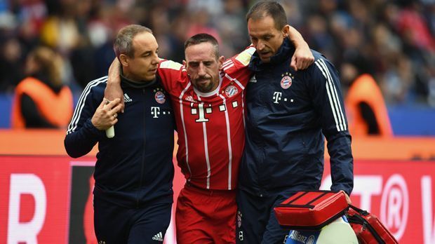 
                <strong>Franck Ribery</strong><br>
                Schon am 7. Spieltag erwischte es Frank Ribery in Berlin richtig übel. Der Franzose zog sich beim Auswärtsspiel bei der Hertha einen Außenbandriss im Knie zu, weshalb der 34-Jährige voraussichtlich erst wieder 2018 einsatzfähig ist. Bis zu seiner Verletzung kam er in sechs von sieben Bundesliga-Spielen der Saison 2017/18 zum Einsatz.
              
