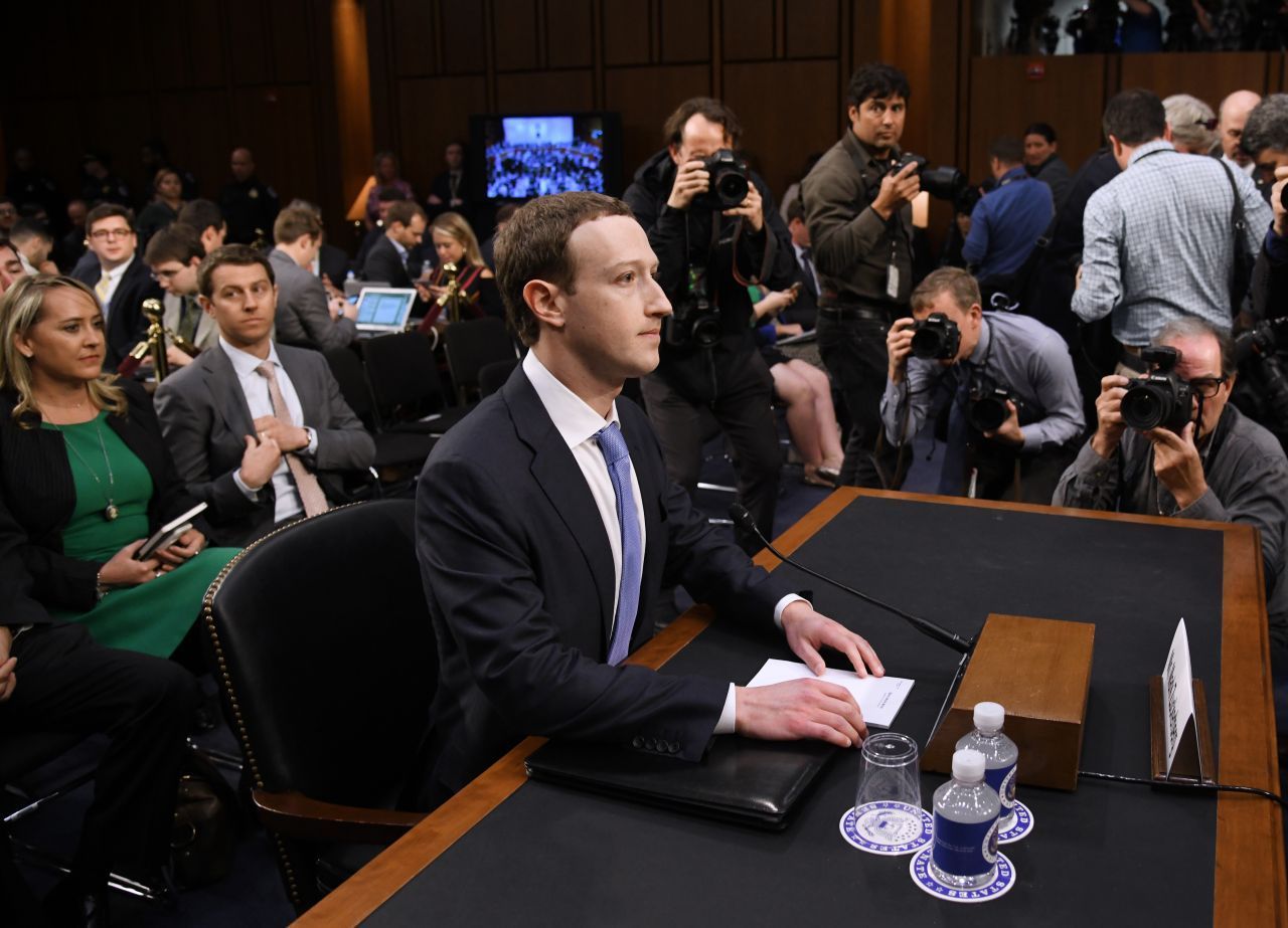 April 2018: Zuckerberg stellt sich nach dem Cambridge-Analytica-Datenskandal dem US-Kongress. 