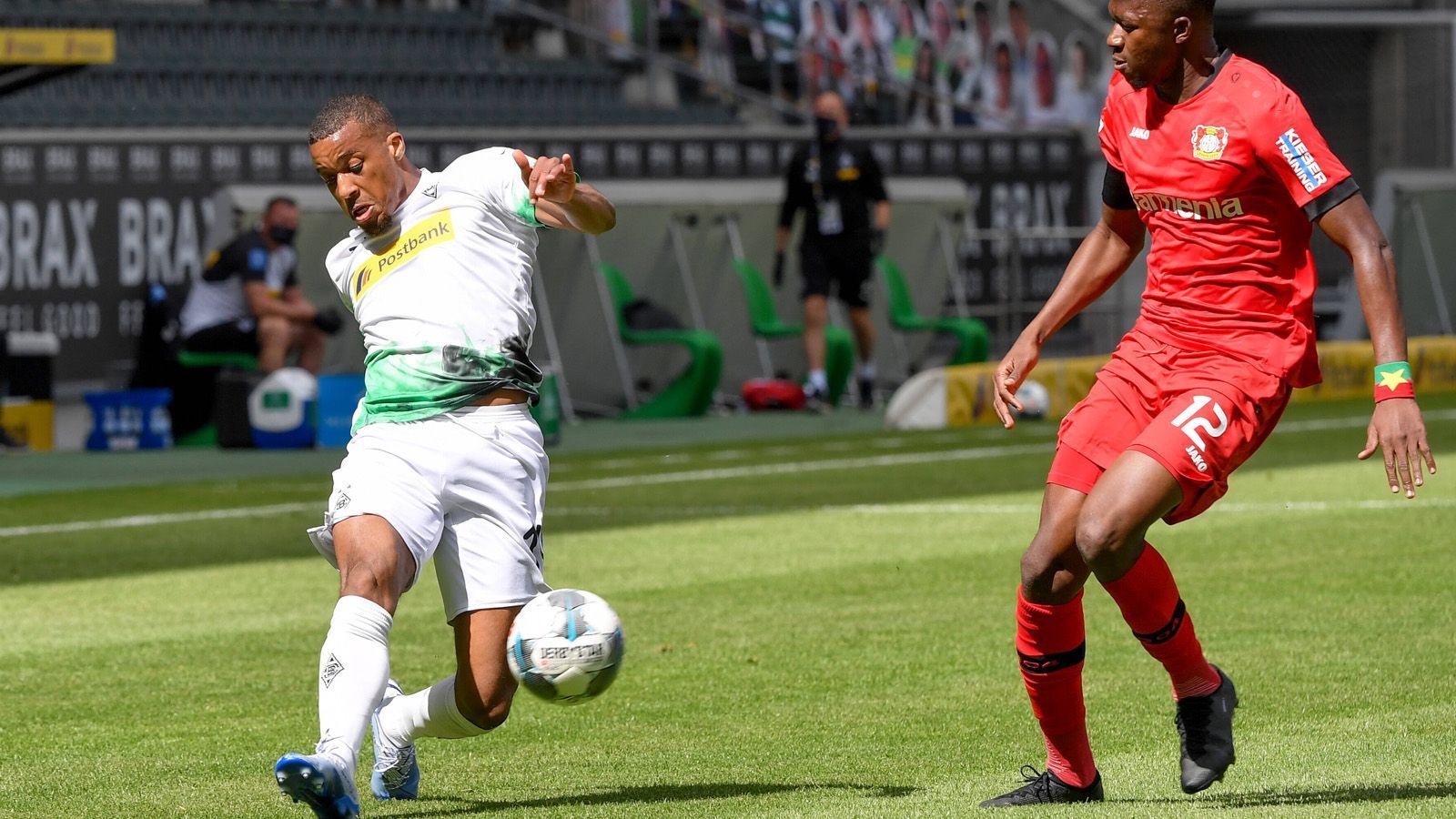 
                <strong>Alassane Plea</strong><br>
                Viel gelingt ihm nicht. Wird selten in Szene gesetzt. Bekommt er den Ball, ist der auch schnell wieder weg. Nach dem Seitenwechsel starke Vorlage auf Thuram zum 1:1, sonst aber weiter unauffällig. ran-Note: 4
              