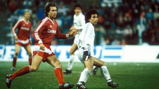 
                <strong>1988 - Viertelfinale</strong><br>
                Im nächsten Jahr gelingt den Spaniern dann der langersehnte Erfolg. Im Hinspiel kommt Real nach einem 0:3-Rückstand noch bis auf 2:3 ran. In der 89. Minute schießt Hugo Sanchez (Bild) das Anschlusstor.
              
