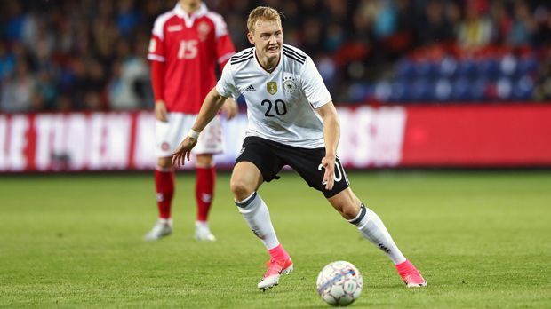 
                <strong>Julian Brandt (Deutschland/Bayer Leverkusen)</strong><br>
                Mit Julian Brandt ist noch ein drittes Top-Talent im Confed-Cup-Aufgebot Deutschlands. Der Leverkusener war trotz der bescheidenen Bayer-Saison einer der stabilsten Spieler der Werkself und darf sich in Russland nun auch beim Bundestrainer für weitere Länderspiele im Hinblick auf die WM-Endrunde empfehlen. Der 21 Jahre alte Offensivspieler wurde zuletzt auch schon mit dem FC Bayern in Verbindung gebracht, doch er bleibt nun wohl doch in Leverkusen. Mit elf Assists in der Saison 2016/17 war Brandt der fünftbeste Vorlagengeber der Bundesliga. Genau diese Stärke soll er nun auch in Russland ins Spiel bringen.
              