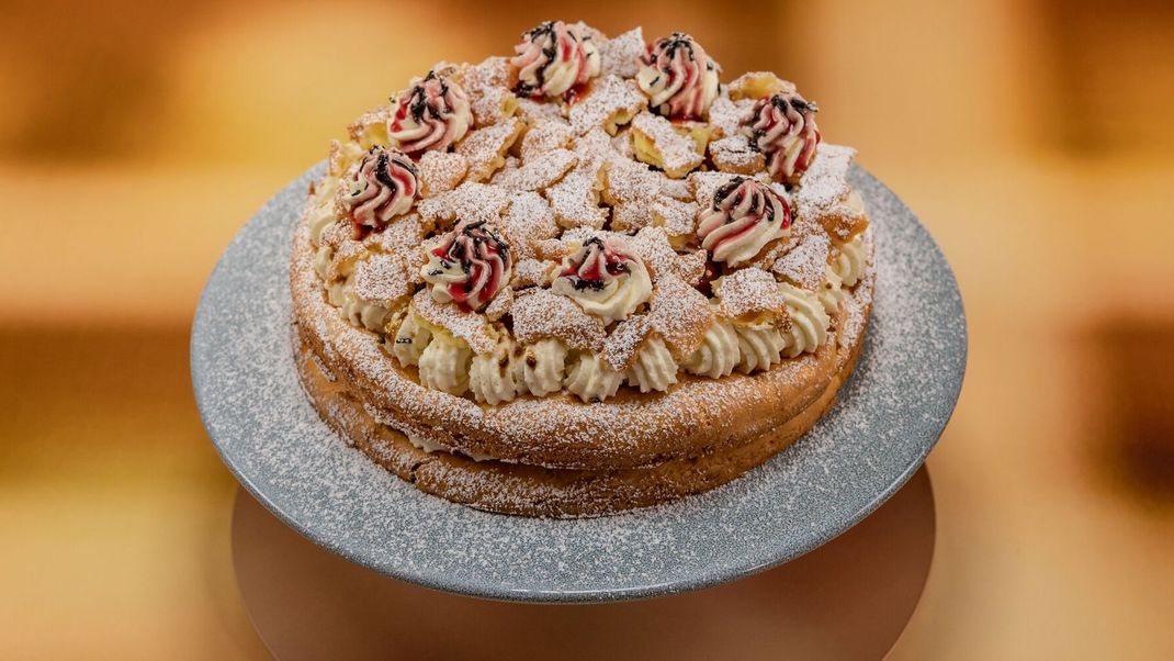 Glutenfreie Brandteigböden mit Kirschkompott, Vanille-Sahne und Lakritz-Crunch